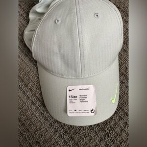 Nike Heritage86 Cap - Light Gray with Neon Green Logo